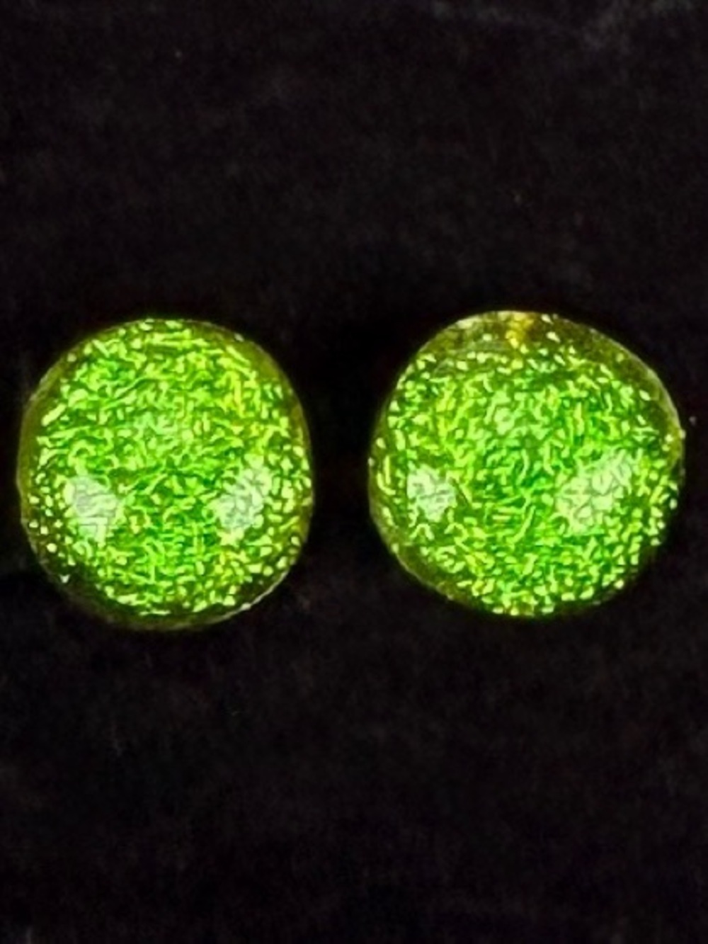 Vintage retro lightweight green speckle pierced earrings